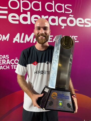 Alfredo com o troféu da Copa das Federações
